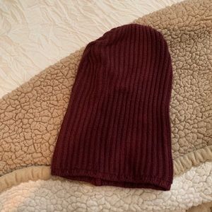 BRANDY MELVILLE MAROON BEANIE